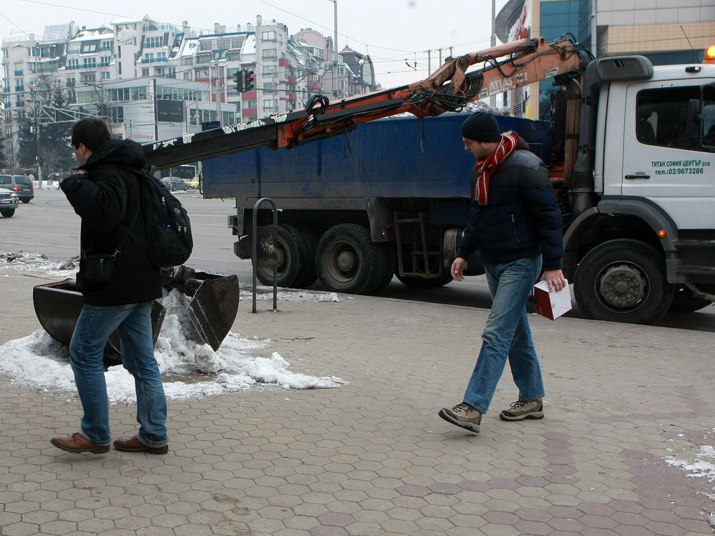 Все още на много места в столицата тротоарите са в лед, въпреки че последните дни сняг не е валял. Почистването на част от тротоарите е задължение на почистващите фирми. Пространствата около блокове, кооперации и търговски обекти трябва да се почистят от живеещите и работещите там.