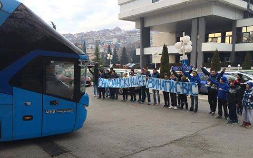 Млади сини фенове посрещнаха Левски в Сандански