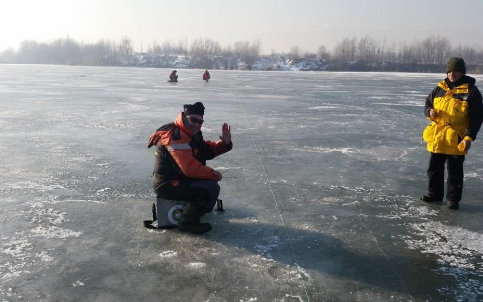 Страхотен риболов на лед край Враждебна