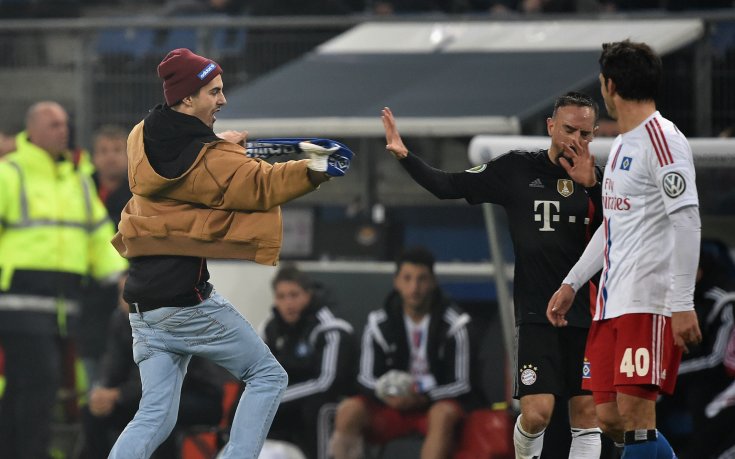 ВИДЕО: Глобиха Хамбургер заради агресия на фен срещу Рибери