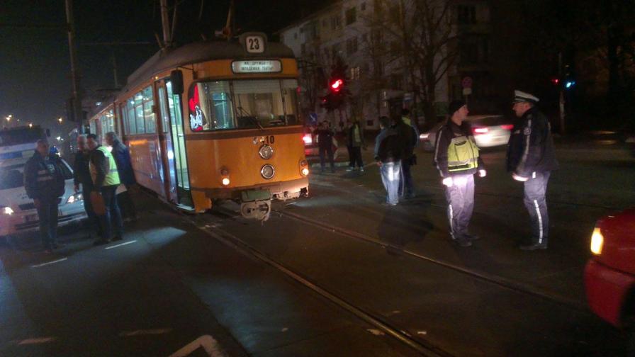 Трамвай блъсна двама души в София