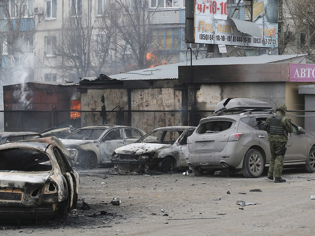 Дим и пламъци се издигат над горяща сграда след обстрела в източния украинския град Мариупол. Петнадесет цивилни души бяха убити и 46 ранени по време на обстрела според доклад на агенция UNIAN