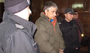 Убиецът Пламен Петров (в средата)