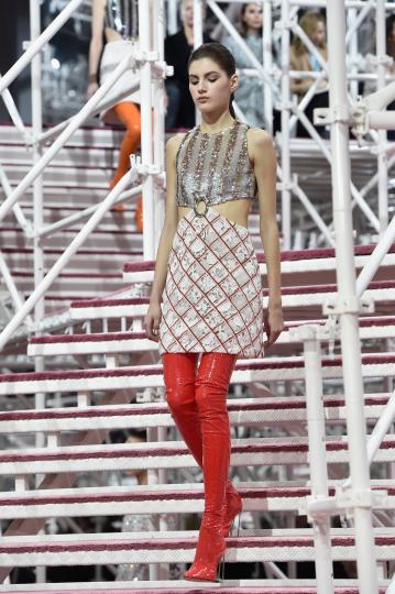 На вчерашния 26 януари в Париж по време на ежегодната Седмица на модата Dior представиха своята визия за женския гардероб през пролетта на 2015.