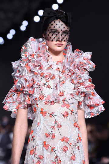 Ревю на Джамбатиста Вали по време на Седмицата на висшата мода в Париж, сезон пролет/лято 2015