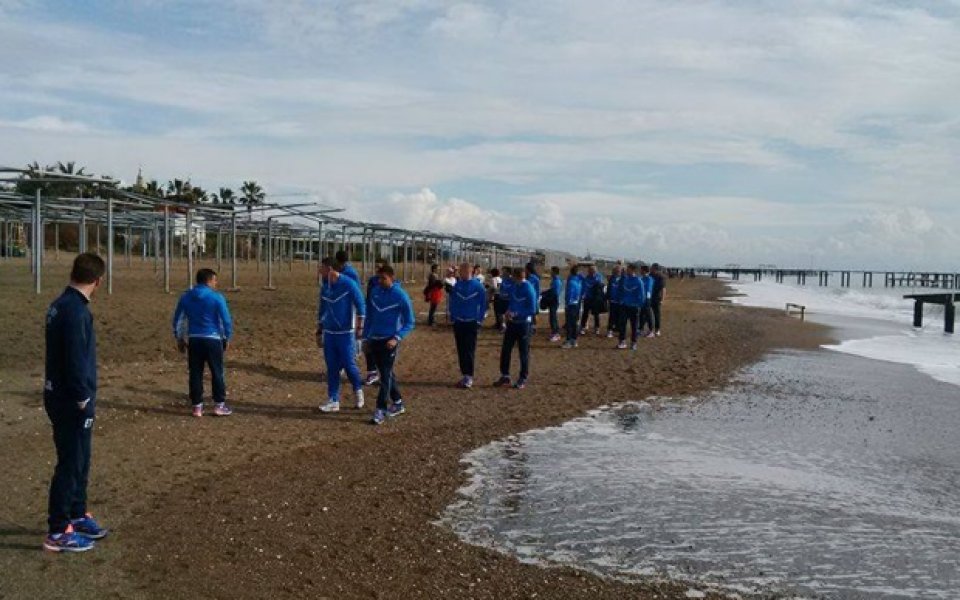 В Левски се разхождат по плажа преди контролата с Милсами