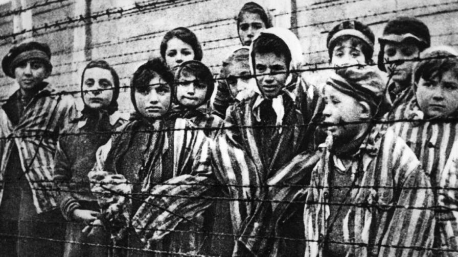Деца зад оградата на "Аушвиц"