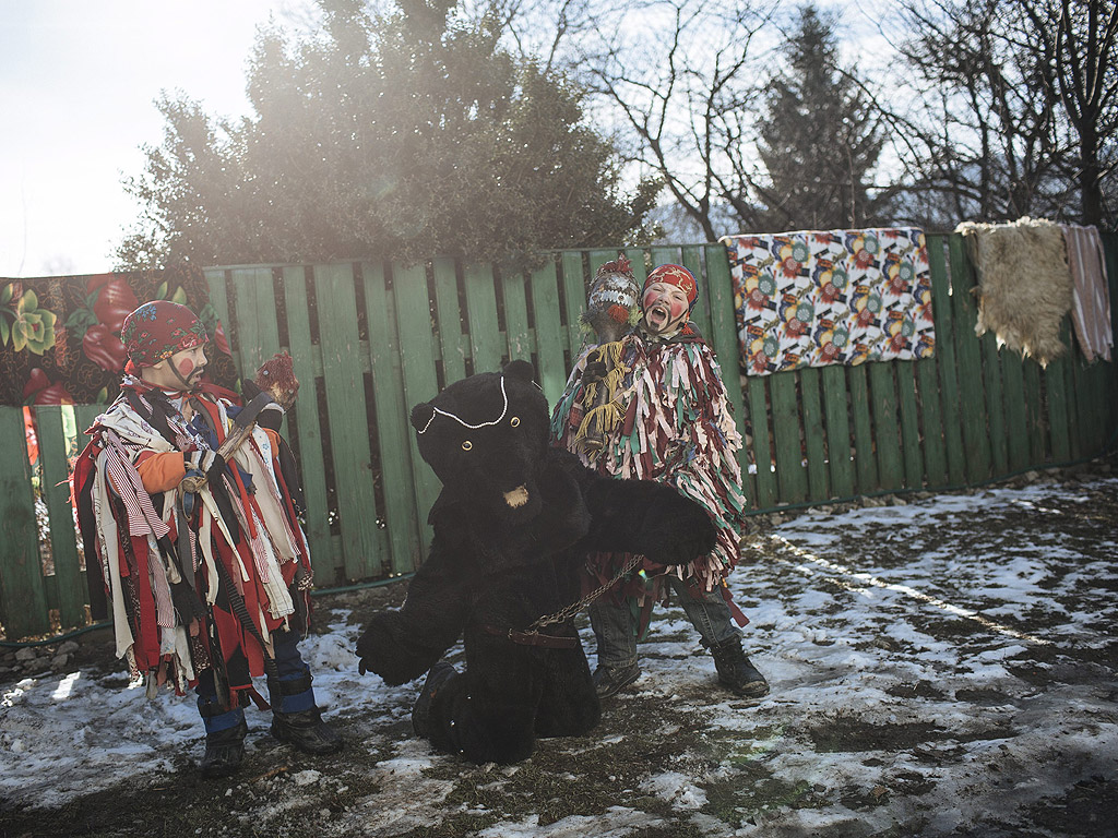 В продължение на два дни местните носят карнавални костюми и маски и обикалят къщите с песни, пожелавайки на домакините късмет, играят кратки представления и си правят шеги с околните.