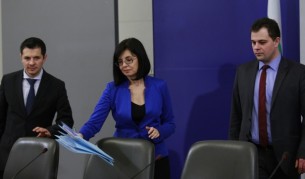 Вицепремиерът Меглена Кунева (ц.), зам.-министърът на правосъдието Петко Петков (д.) и зам.-министърът на вътрешните работи Филип Гунев (л.) дадоха брифинг в Министерски съвет във връзка с доклада на Европейската комисия по Механизма за сътрудничество и проверка