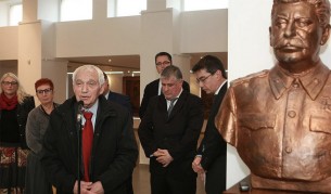 Желю Желев на изложбата, посветена на десталинизацията в България, която беше открита на 10.11.2014 г.