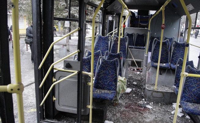 Тролейбус попадна под обстрел в Донецк, има жертви