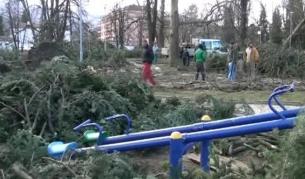 След урагана: Оценяват щетите, държавата помага