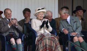 Принц Чарлз до майка си кралица Елизабет II и баща си принц Филип