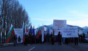 Протестът на главния път към Банско събра около 300 души