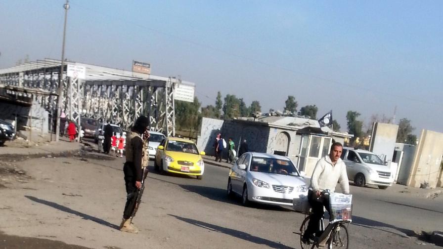 Бойци на ИД проверяват документите на жители в Мосул
