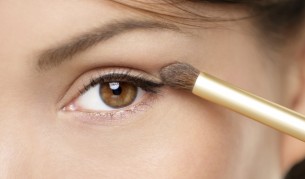 Козметиката може и да навреди на очите ни