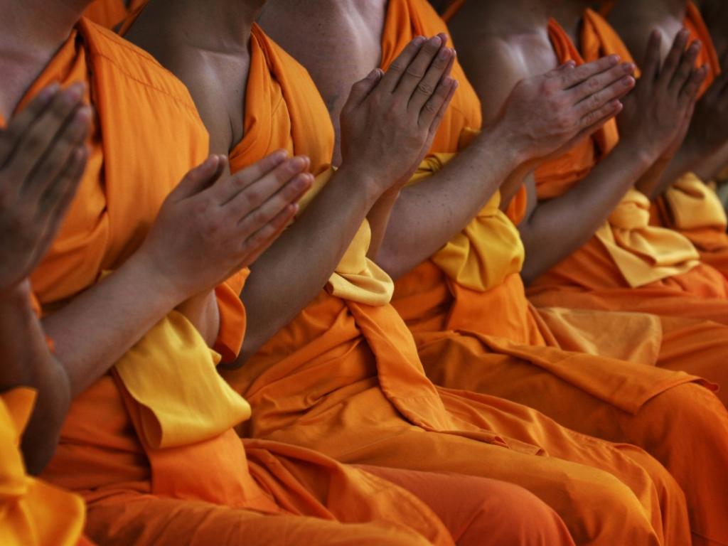 После смерти в буддизме. Сангха. Ничего буддизм. Сложенные руки буддизм в круге. Основные течения дзен буддизма.