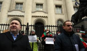 Кметовете на Карлово и Кюстендил - Емил Кабаиванов и Петър Паунов (от ляво на дясно) на протеста днес