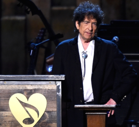 Робърт Алън Цимерман познат с артистичния си псевдоним Боб Дилън е певец музикант композитор актьор поет и сценарист