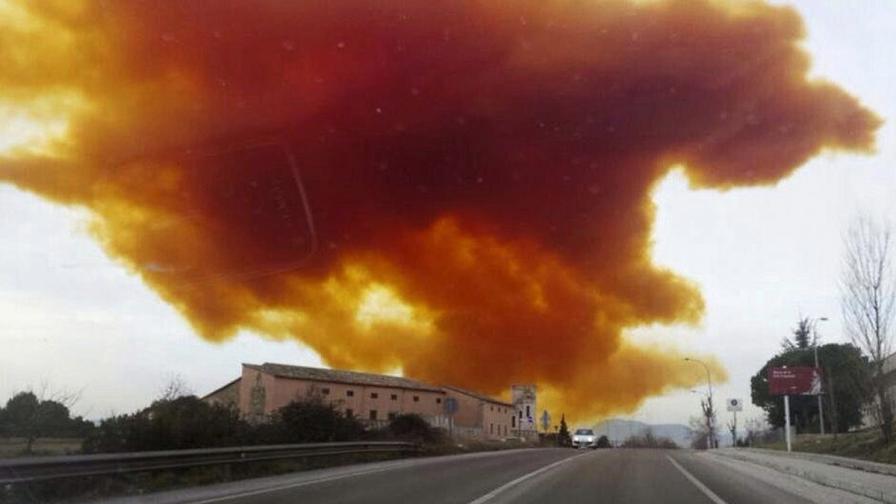 Взрив в склад край Барселона образува токсичен облак