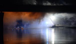 Огромен пожар горя на главния мост във Варшава