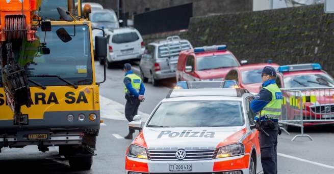 Най малко четирима души са ранени при стрелба в град