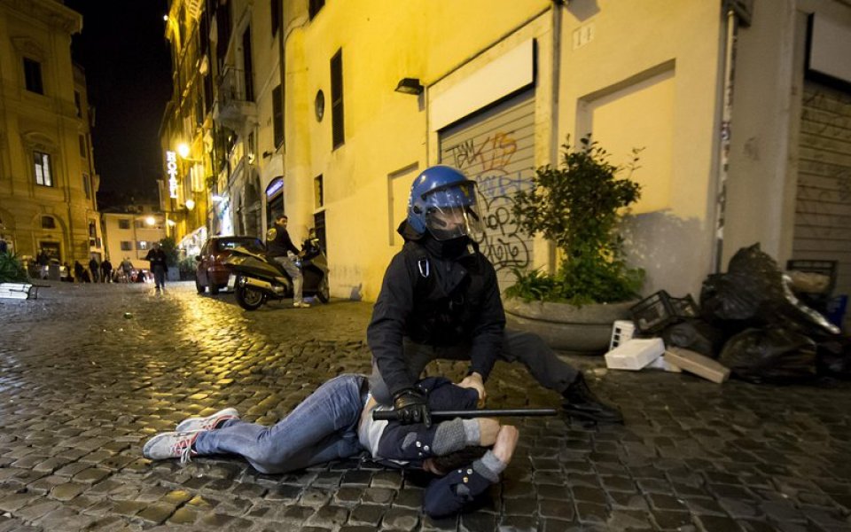 СНИМКИ: Пияни фенове на Фейенорд вилняха в Рим