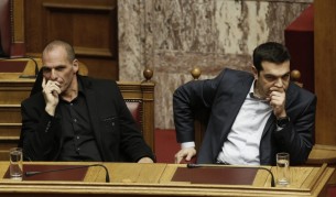 Гръцкият финансов министър Янис Варуфакис (л) и премиерът Алексис Ципрас (д)