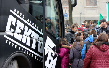 Привържениците на Левски возят ученици от Доброславци до паметника на Левски