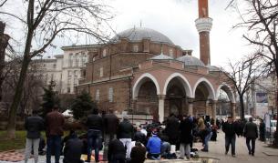 Петъчна молитва пред джамията в София