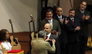 Раул Кастро (в гръб) награждава Герардо Ернандес