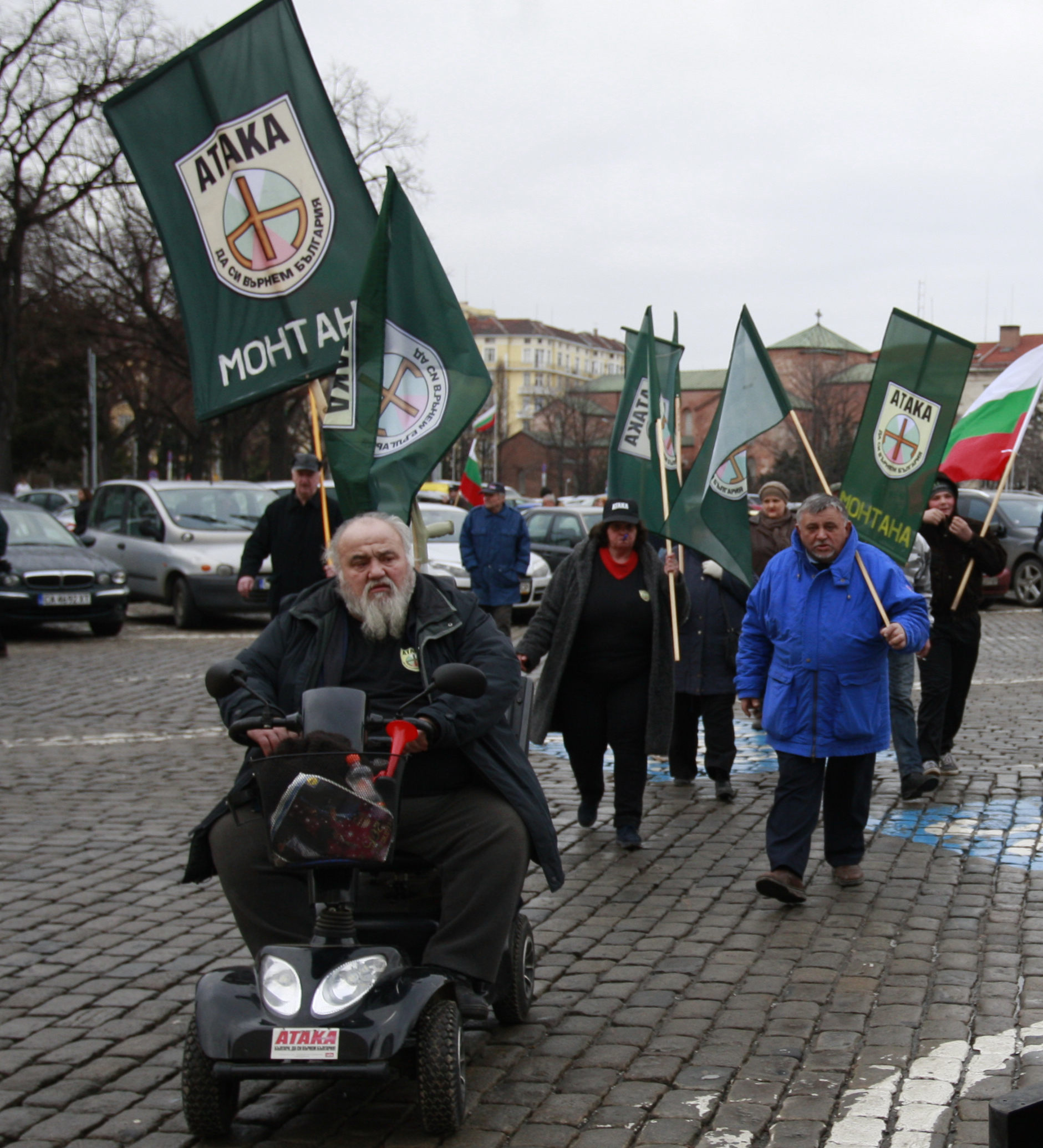 Опозицията организира два протеста пред Парламента по време на гласуването на договорите с международни банки за емитирането на 8 млрд. евро през следващите три години