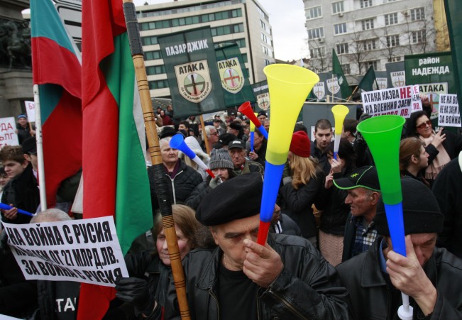 Опозицията организира два протеста пред Парламента по време на гласуването на договорите с международни банки за емитирането на 8 млрд. евро през следващите три години