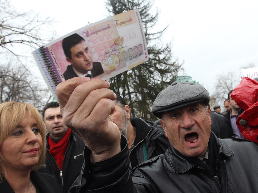 Градският съвет на БСП-София организира протест срещу тегленето на 16 млрд. лв. кредит от правителството на ГЕРБ