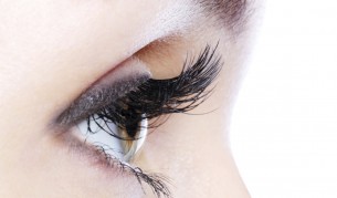Дългите изкуствени мигли може да навредят на очите