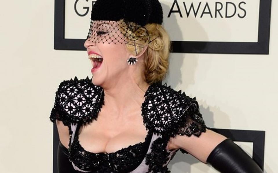 Мадона падна лошо от сцената по време на наградите БРИТ