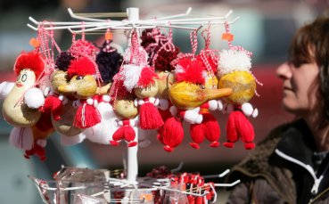 Раздават 210 безплатни мартеници преди мача Етър - Миньор