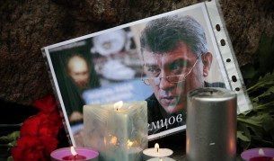 Московчани носиха цветя и свещи на мястото, където бе убит Немцов, през целия съботен ден