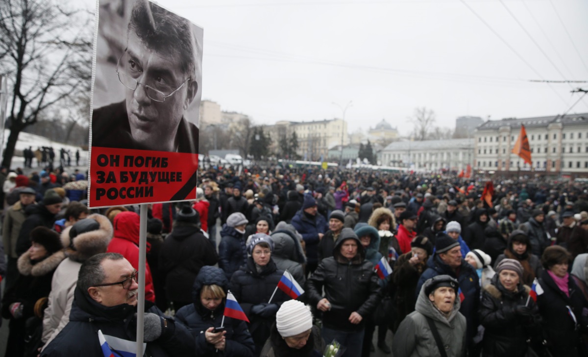 Десетки хиляди на шествието в памет на Немцов в Москва