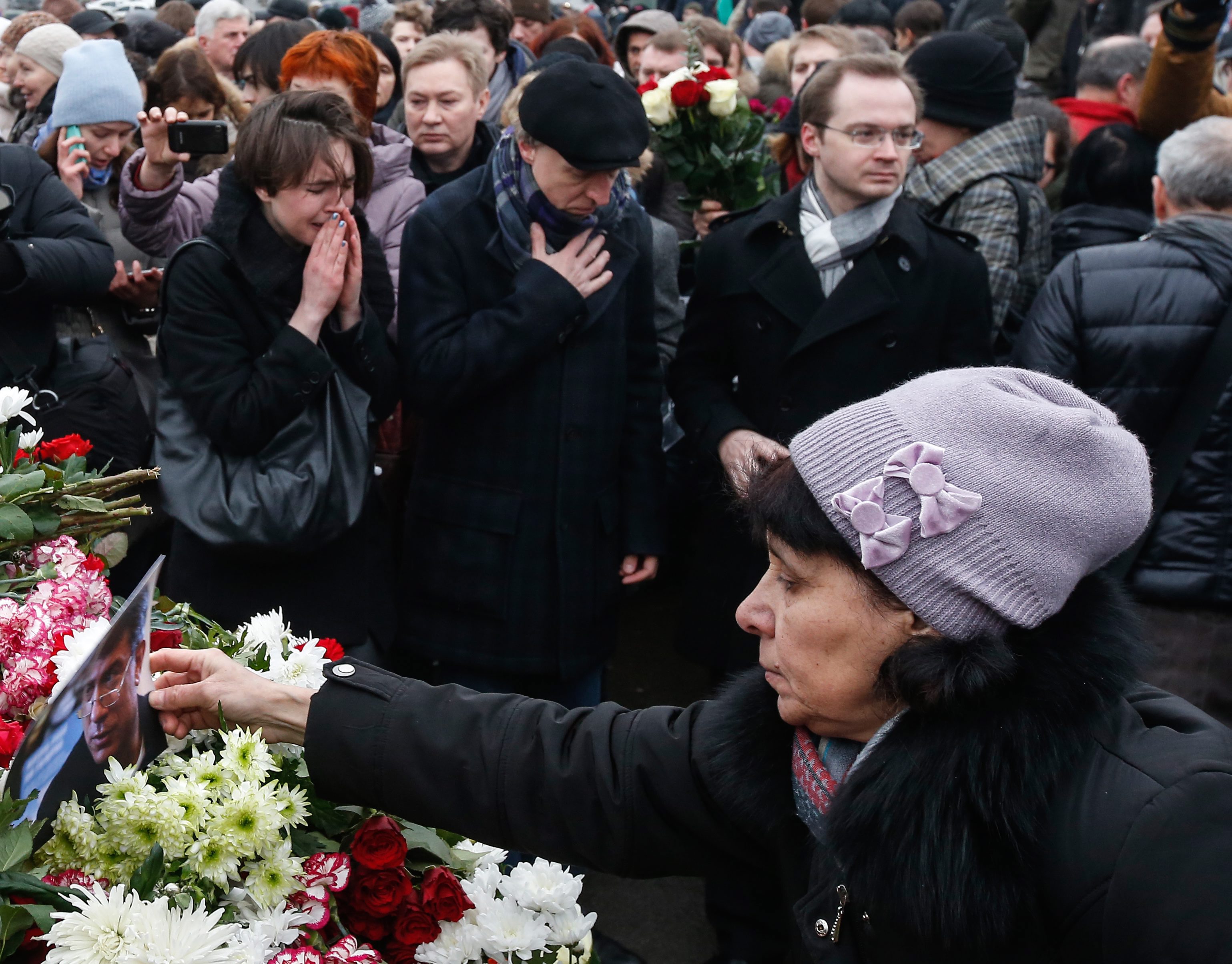 "Той умря за бъдещето на Русия" и "Той се бореше за свободна Русия" се чете на плакатите, издигнати от участниците в проявата