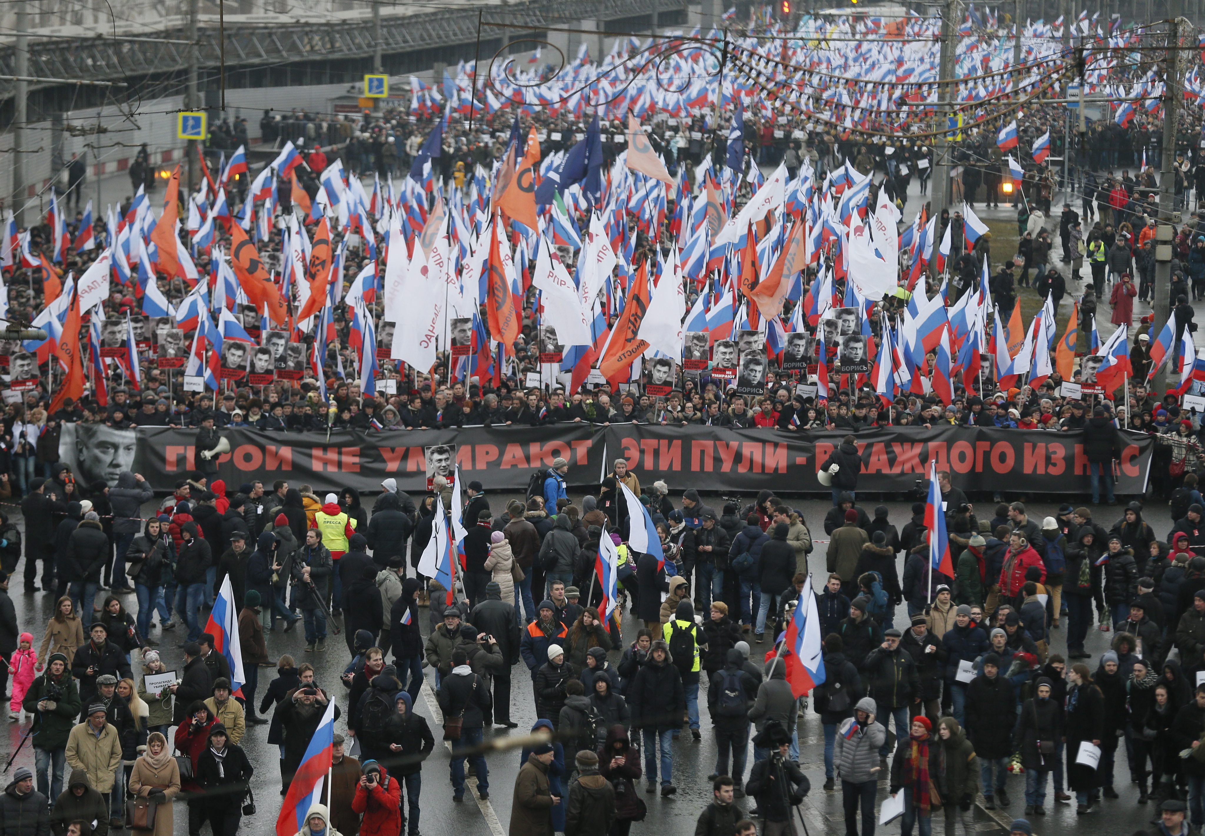 "Той умря за бъдещето на Русия" и "Той се бореше за свободна Русия" се чете на плакатите, издигнати от участниците в проявата