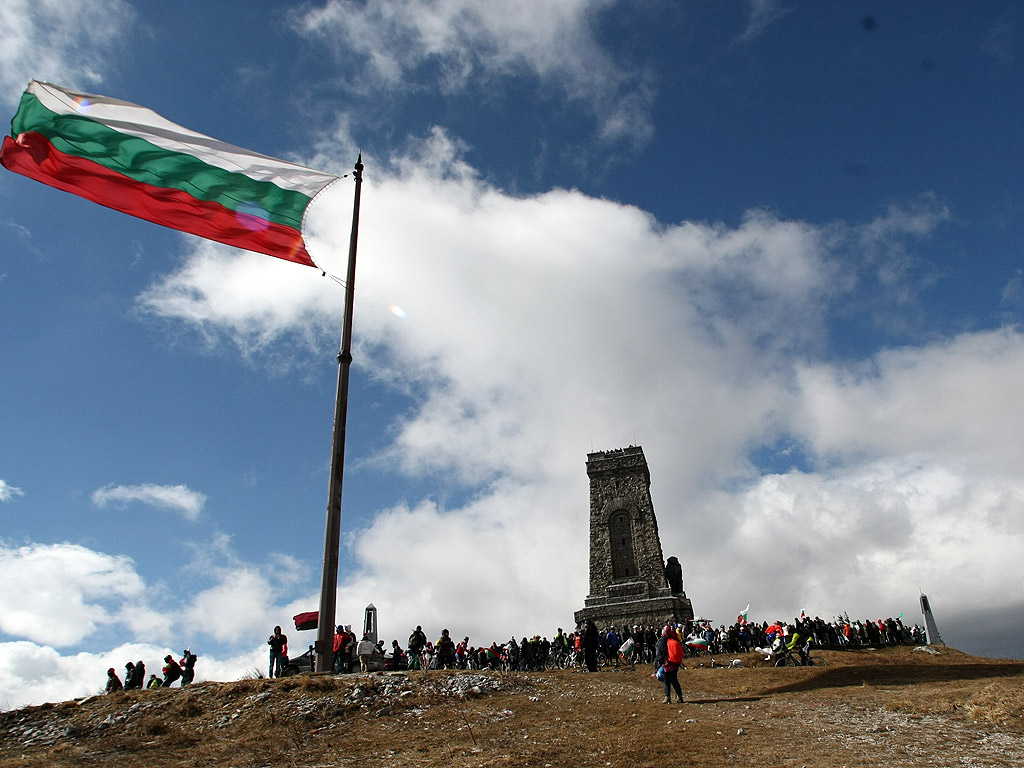 Десетки хиляди признателни българи посетиха паметника на връх Шипка