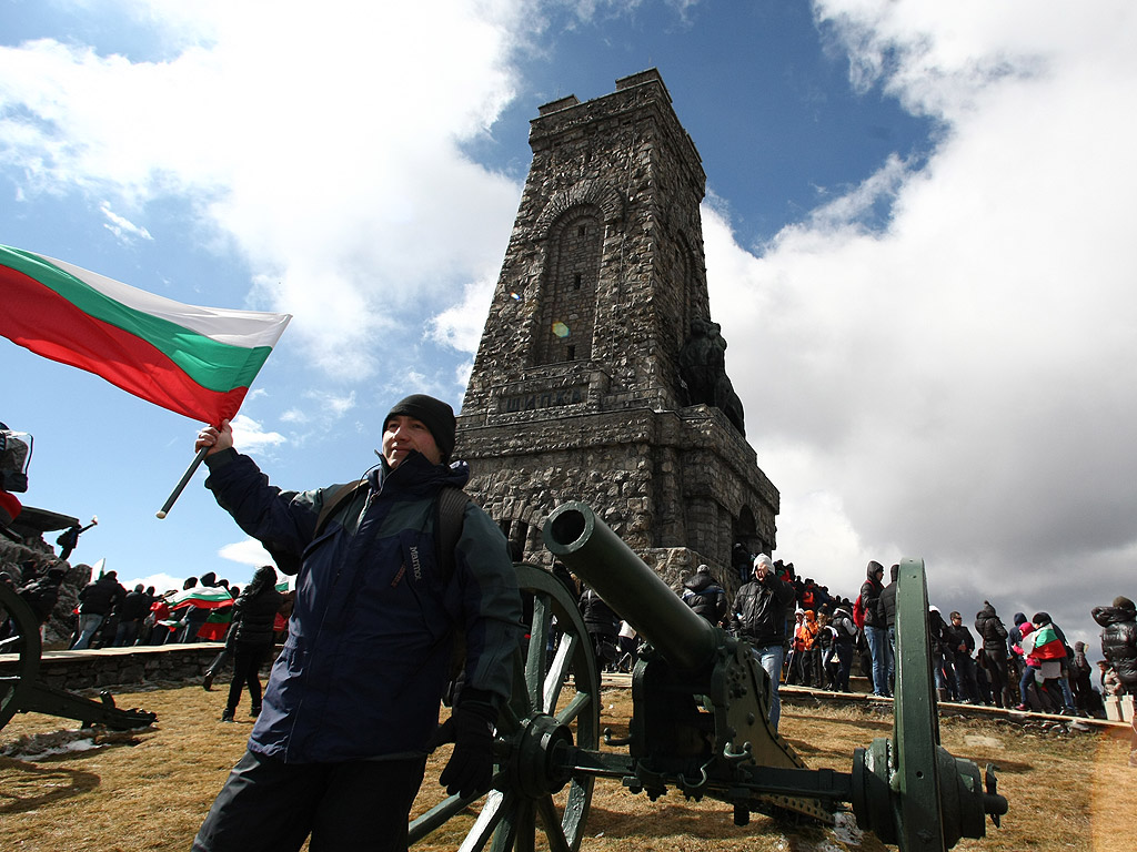 Десетки хиляди признателни българи посетиха паметника на връх Шипка