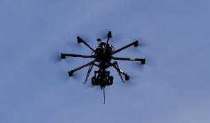 Глоба за журналиста, пуснал дрон над Париж