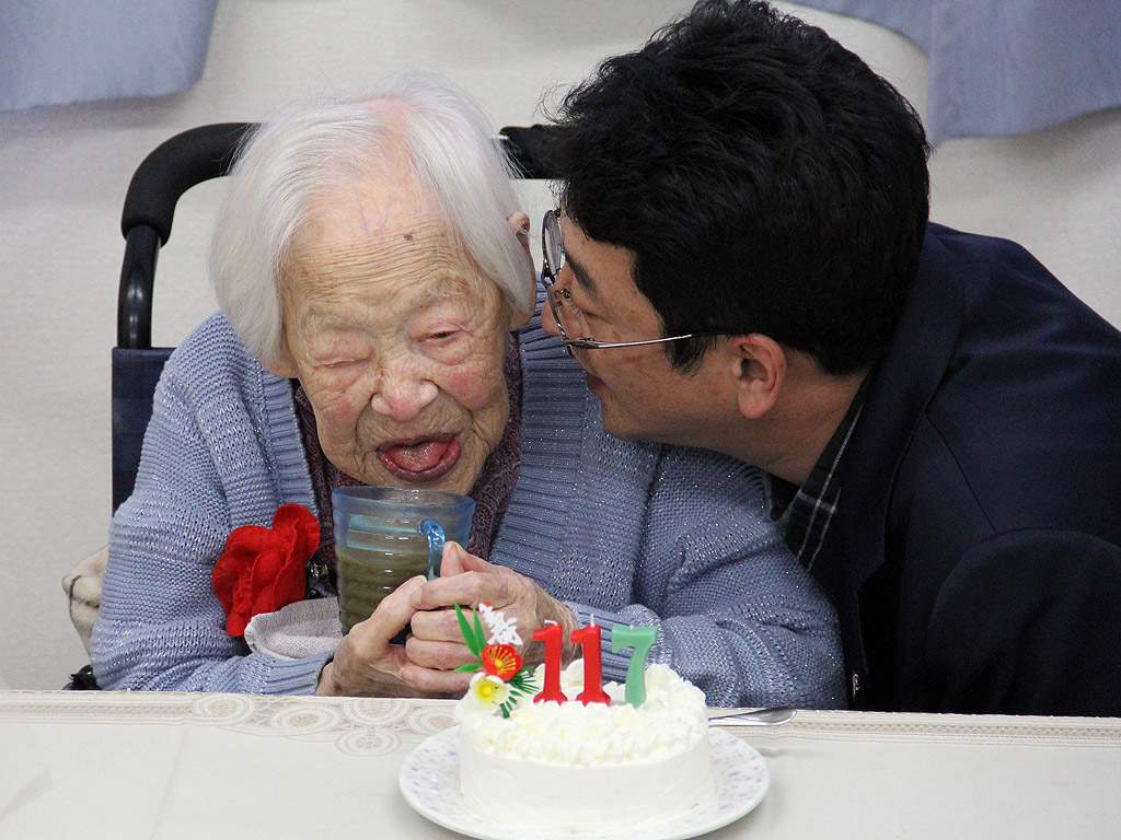 Най-възрастният човек на планетата, японската Мисао Окава отпразнува своя 117-ти рожден ден, предаде РИА Новости. Окава е родена на 5 март 1898 г. и е призната от книгата на рекордите „Гинес“ за най-възрастната жителка на планетата, след като през 2013 г. почина предишният носител на титлата, 116-годишният неин сънародник Дзироемон Кимура