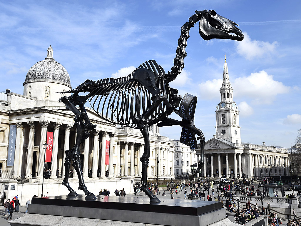 Скулптурата "Gift Horse" от германския художник Ханс Хааке на площад Трафалгар в Лондон, Великобритания