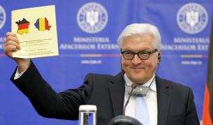 Германският външен мминистър с картичката, която получи в Букурещ