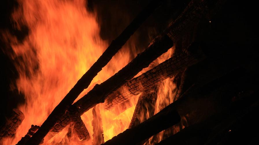 Умишлен палеж или инцидент: Изгоря покрив на училище в Карловско (ВИДЕО)
