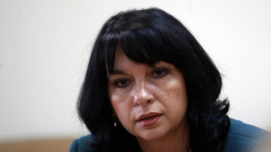 Министър Петкова: Няма икономическа логика държавата да си върне ЕРП-тата