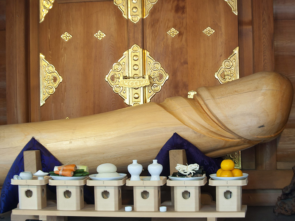 Свещен дървен фалос на олтара на Tagata Shinto Shrine по време на годишния фестивал в град Комаки, провинция Аичи, Япония. Местните честват плодородието, а традицията предвижда началото на празненствата да започне с обиколка на града, в която основно действащо лице е дървена скулптура на огромен мъжки полов орган в ерекция. Въпросният фалос тежи 400 килограма и символизира плодородието.